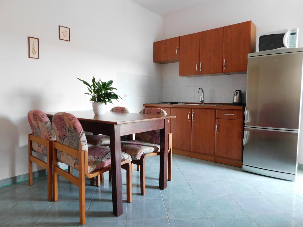 Apartmani Salus Паг Екстер'єр фото